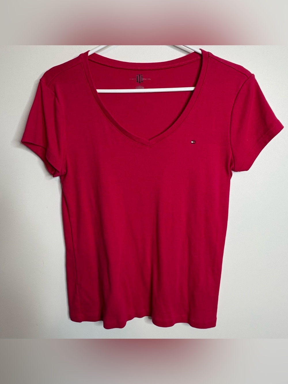 Tommy Hilfiger Women's V-Neck Tee in Raspberry Size M Cotton
